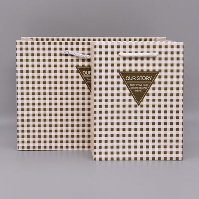 Estilo sencillo bolsas de papel personalizadas embalaje para ropa OEM ODM aceptable